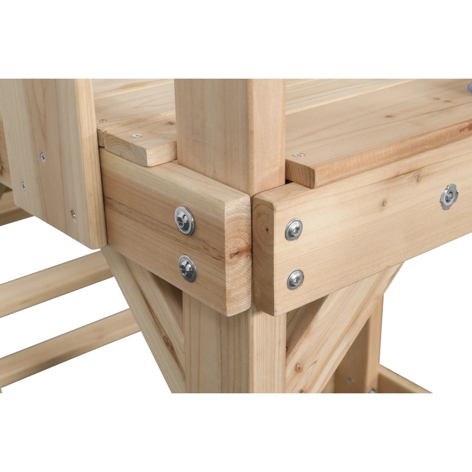 Detailansicht des Holz-Spielturms Swing King Noa mit stabilen Holzverbindungen und Schrauben.