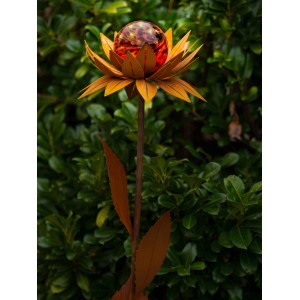 Dekorative Metall-Glasblume Maya in Edelrost-Optik mit leuchtender roter Solar-LED Kugel als Gartendekoration.