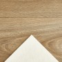 Andiamo PVC-Bodenbelag in Landhausdielenoptik, braun, als Meterware. Detailansicht der Textilrückseite.