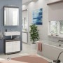 Moderne Badkombination in Weiß-Rauchsilber mit Spiegelschrank und Waschbeckenunterschrank.