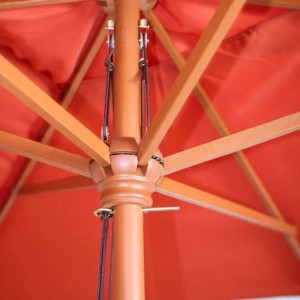 Detailaufnahme: Terracottafarbener MCW Sonnenschirm Lissabon mit Holzgestell und Seilzug.