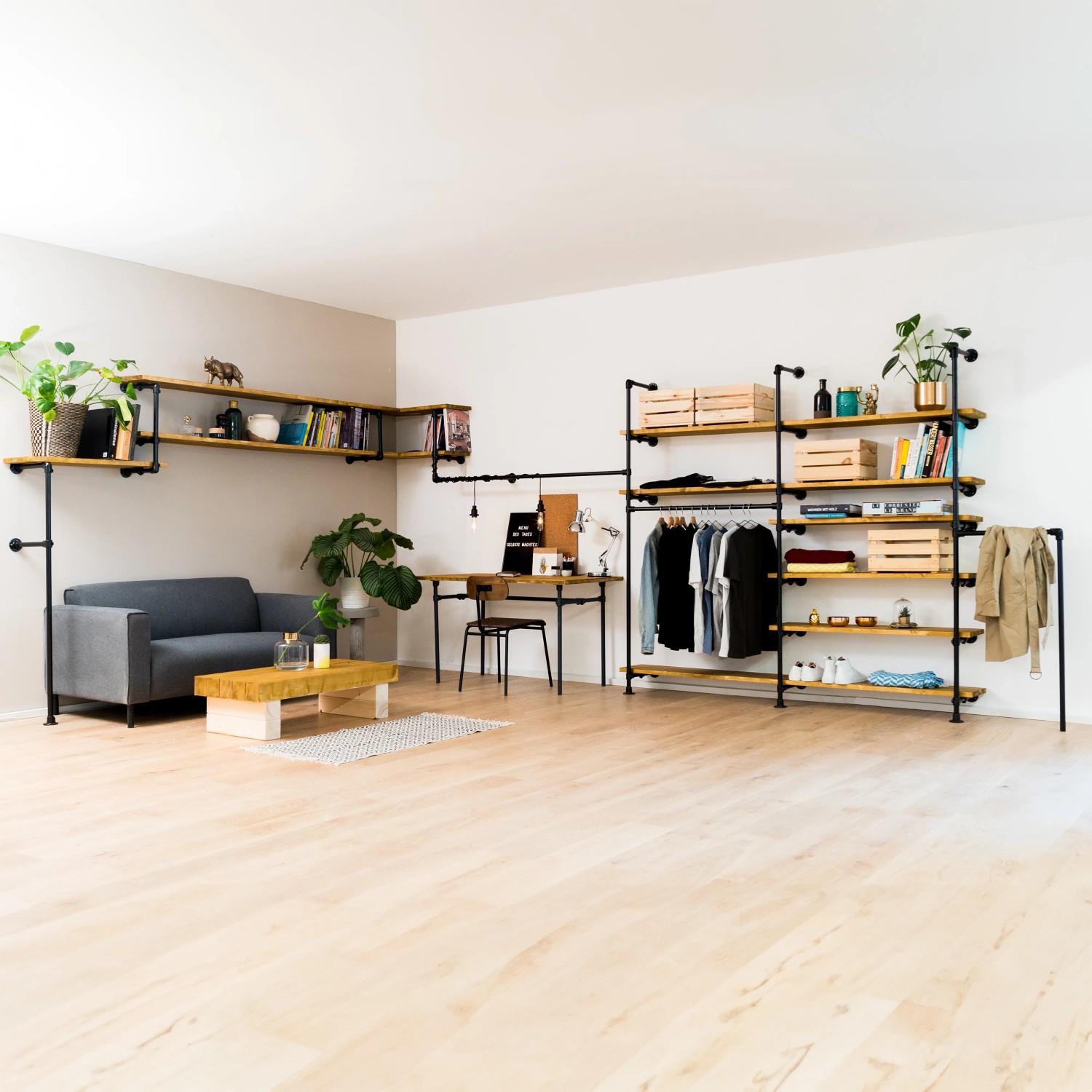 Wohnraum mit Möbeln aus schwarzen Stahlrohren und Regalböden. DIY Möbelbau mit Stahlrohr.