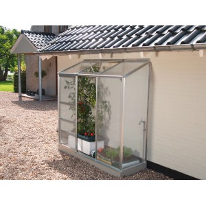 Vitavia Anlehn-Gewächshaus Ida 1300 aus Alu-Blank mit Pflanzen an Hauswand.