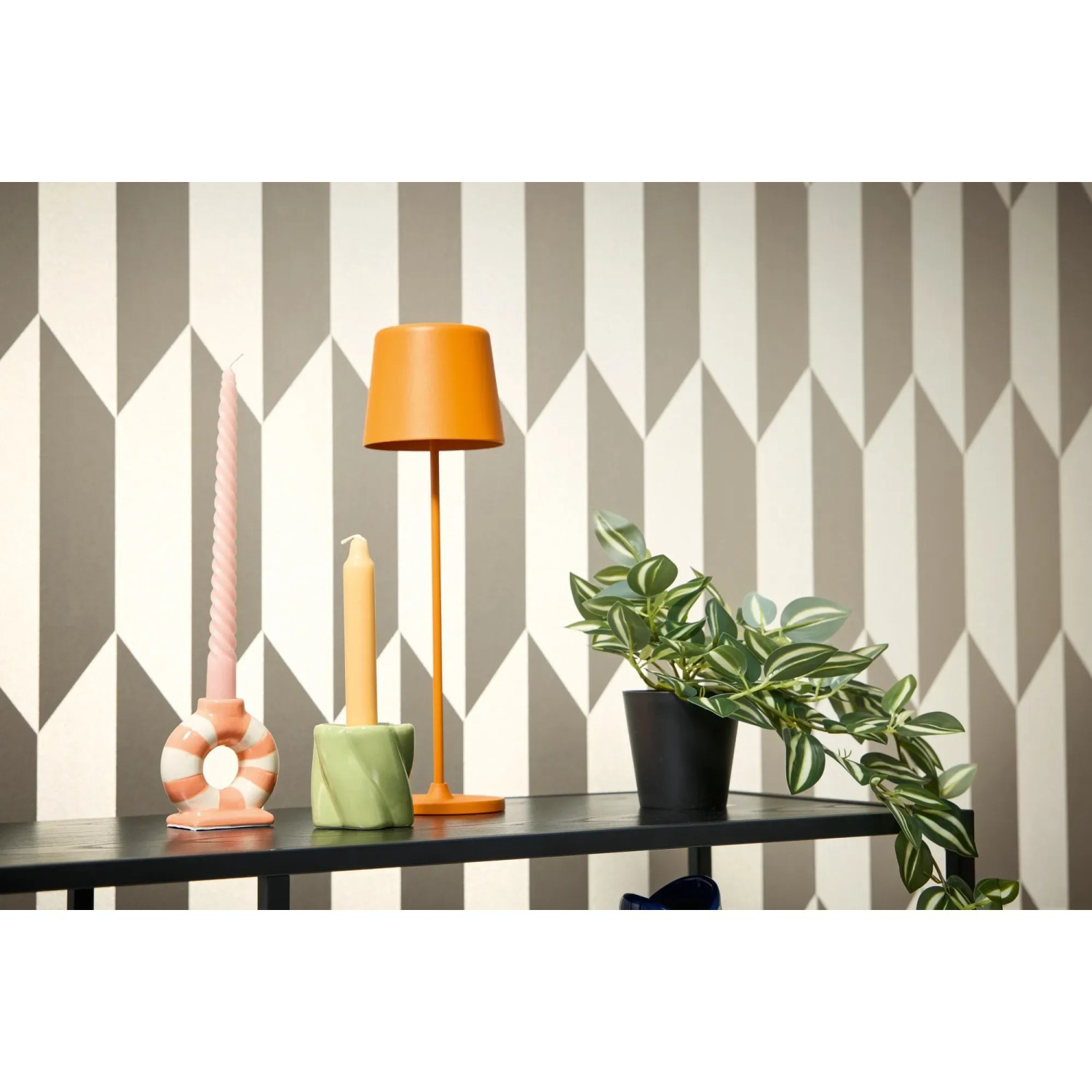 AS Creation Vliestapete Grafik Silber mit 3D-Effekt hinter Tischdeko.