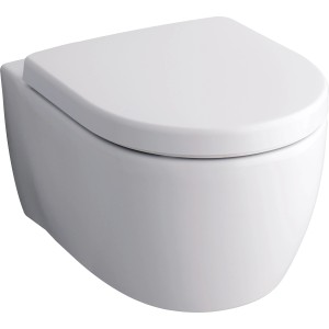 Weißes, spülrandloses Geberit iCon Wand-WC-Set mit WC-Sitz und Absenkautomatik.