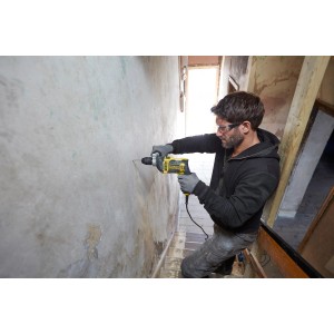 Stanley FatMax Schlagbohrmaschine FMEH750K beim Bohren in eine Wand.