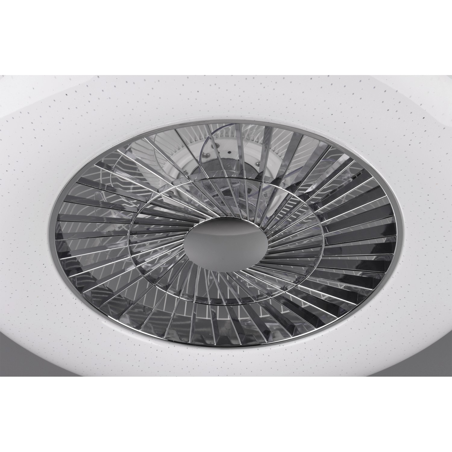 Weiße Trio LED-Deckenleuchte Visby mit Ventilator und Chrom-Akzenten.