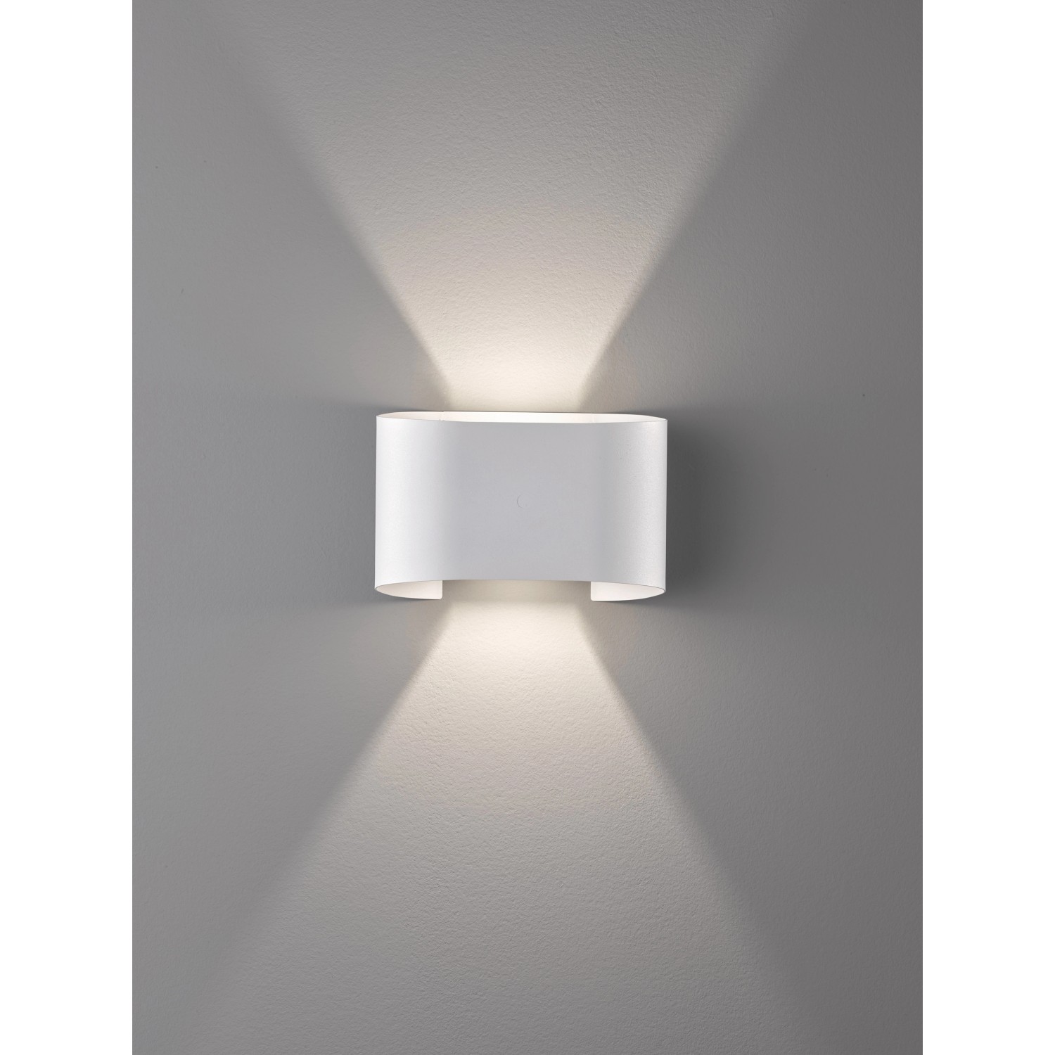 Weiße LED-Wandleuchte Wall von Fischer & Honsel, 540 lm, mit Lichteffekt nach oben und unten.