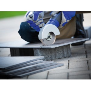 LUX Diamant-Trennscheibe Comfort Ø 125 mm im Einsatz beim Fliesenschneiden mit Winkelschleifer.