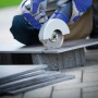 LUX Diamant-Trennscheibe Comfort Ø 125 mm im Einsatz beim Fliesenschneiden mit Winkelschleifer.