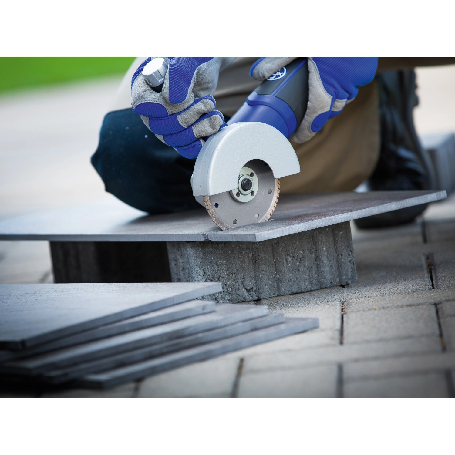 LUX Diamant-Trennscheibe Comfort Ø 125 mm im Einsatz beim Fliesenschneiden mit Winkelschleifer.
