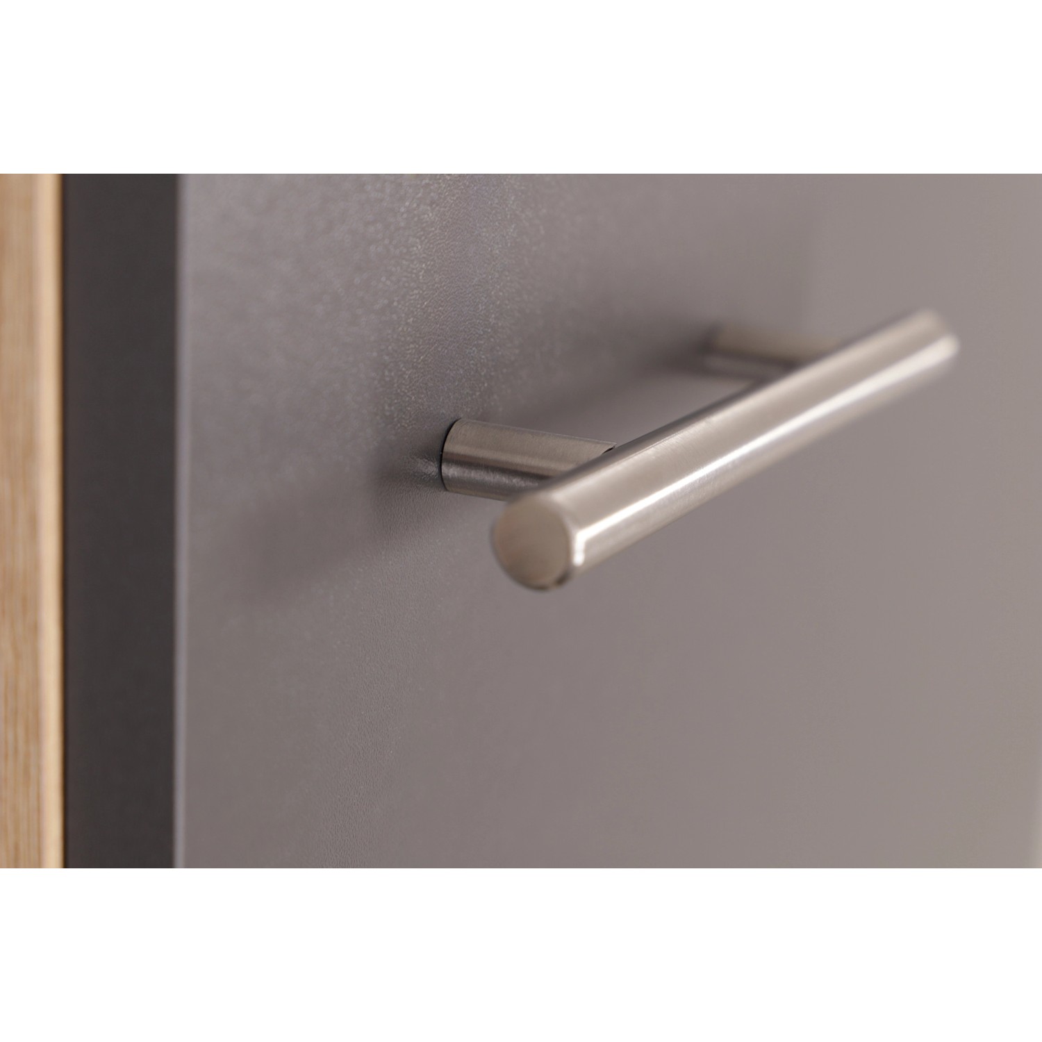 Detailaufnahme: Graue Respekta Küchenfront mit Edelstahlgriff. Küchenmöbel-Set Merle.