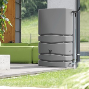 Graue Waterform Regentonne Aqua Tower 350 l im Garten mit Zulaufrohr.