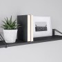 Wandregal mit mattschwarzer Metall-Konsole Prisma, 10x21,6 cm, mit Deko-Elementen.