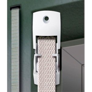 Weiße Schellenberg Rollladen Gurtführung Duo Maxi mit Gurtband und Zugluftdichtung.