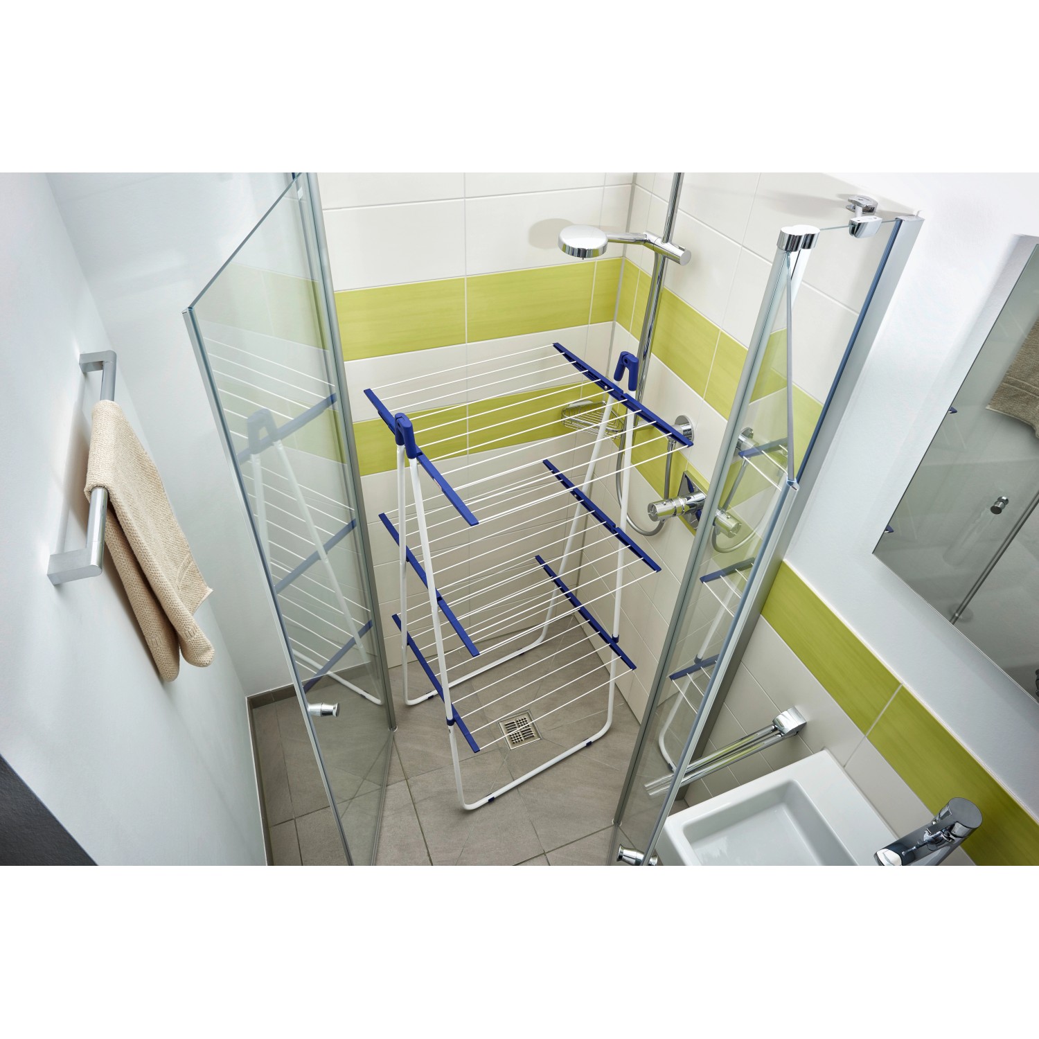 Leifheit Turmtrockner Pegasus Tower 190 im Einsatz in einer Duschkabine. Wäscheständer mit drei Ebenen.