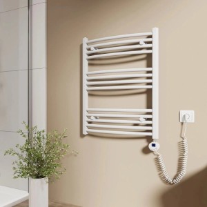 Weißer, gebogener Emke Badheizkörper mit digitalem Thermostat an beiger Wand im Badezimmer.