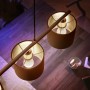 Philips Hue Luster Doppelpack E14 mit warmweißem Licht in Lampenschirmen über einem Tisch.