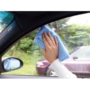 Anwendung: Blaue APA Mikrofaser Reinigungstücher im 3er-Set reinigen Autoscheibe.