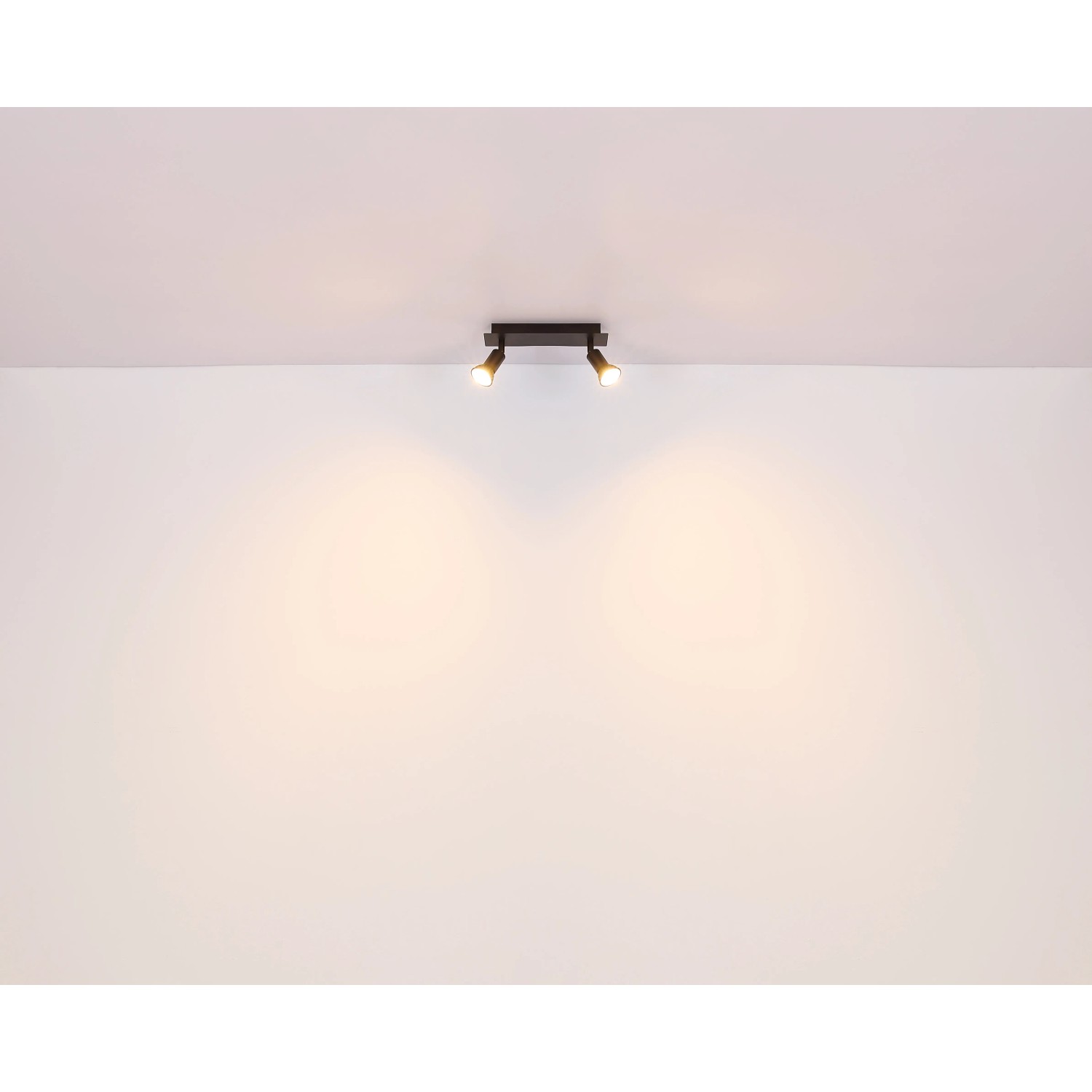 Globo Strahler Drew, 3-flammig, schwarz matt, an Zimmerdecke montiert.