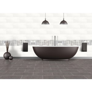 Badezimmer mit grauen Feng Feinsteinzeug Bodenfliesen (30x60 cm) in Betonoptik.