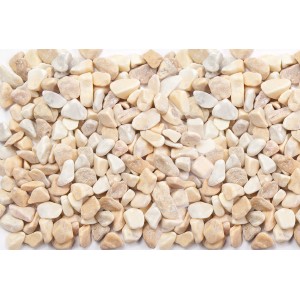 Nahaufnahme von Siena-gelbem Marmorzierkiesel (15-25 mm) als Schüttgut.