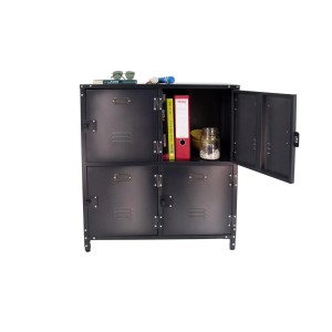 Rikta Vintage-Metallschrank, 4-türig, schwarz, mit einem offenen Fach und Gegenständen darin.