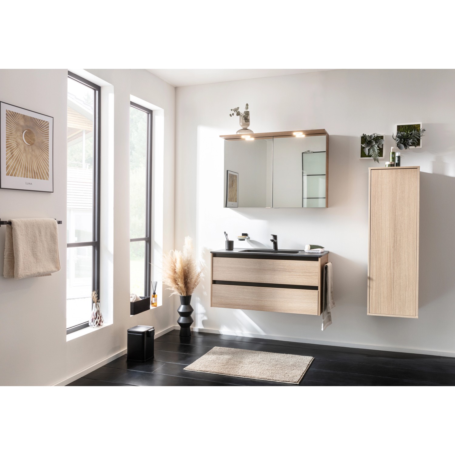 Modernes Badezimmer mit Fackelmann Gusswaschtisch Vita, 101 cm, matt schwarz, mit Unterschrank.