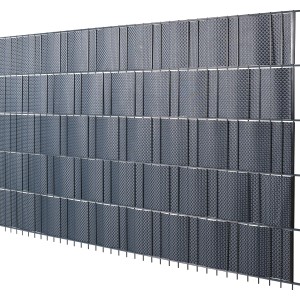 Anthrazitfarbene PVC-Sichtschutzstreifen (5 Stk.) im Zaun, wetterfest und blickdicht.