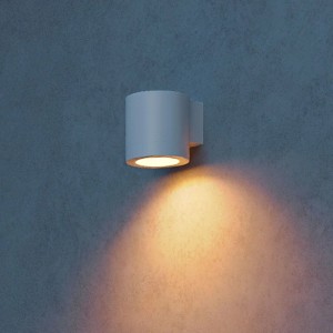 Weiße Philips Fylx Außenwandleuchte aus Aluminium, modernes Design, gibt warmes Licht ab.
