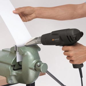 Steinel Heißluftgebläse HL 1821 S in Aktion: Erhitzen von Material in Schraubstock.