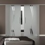 Levidor Doppelglasschiebetür Augsburg, teilsatiniert mit Wellenmuster, Aluminium-Stangengriffen. Modern & platzsparend.