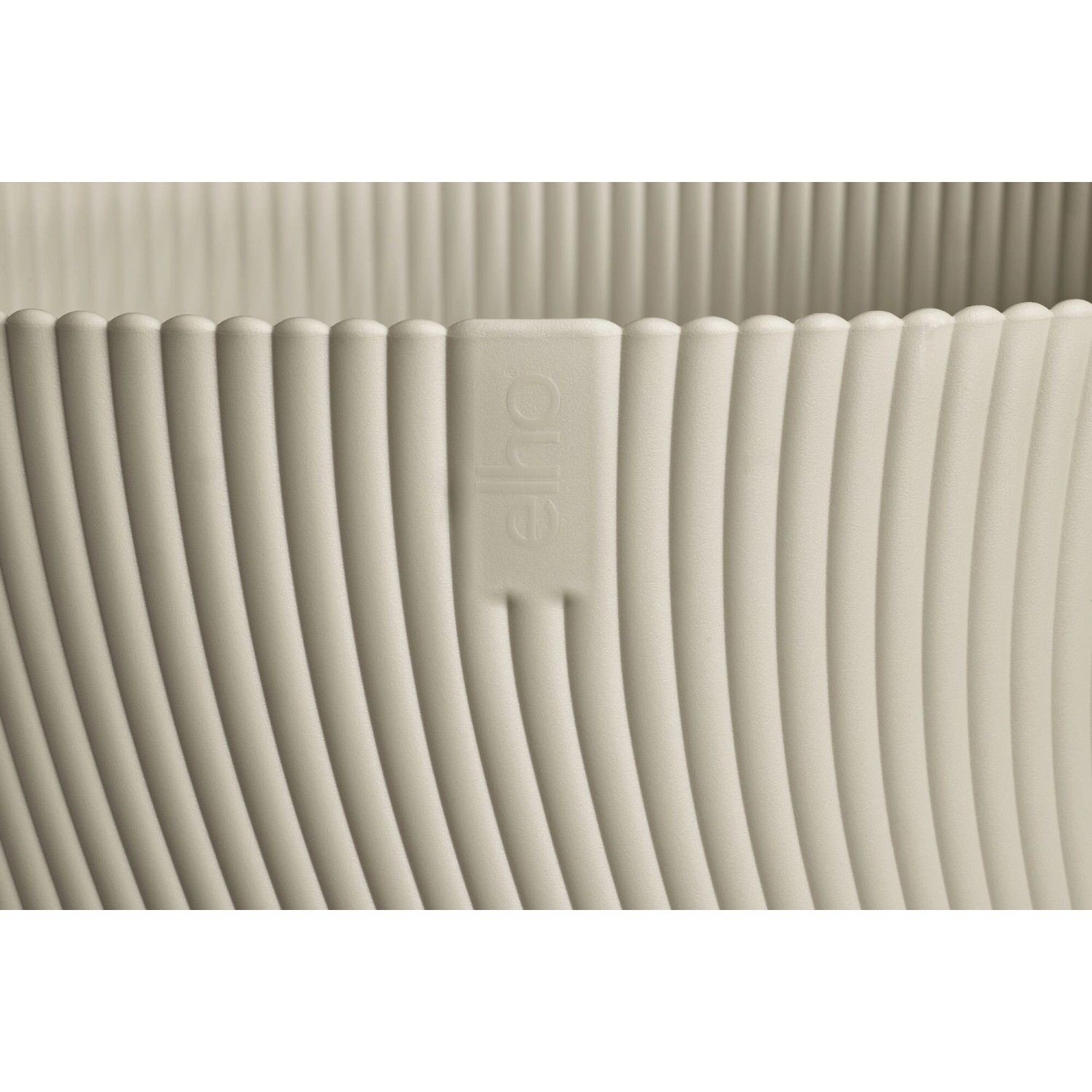 Beiger Elho Blumentopf Sereh, Ø 47 cm, mit gerillter Oberfläche und Elho Logo.