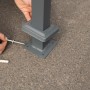 Detailaufnahme: Westmann Mülltonnenverkleidung Planum Montage am Boden.