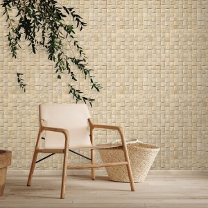 Moderne Vliestapete in Weiß-Beige mit 3D-Optik geflochtener Rechtecke an einer Wand.