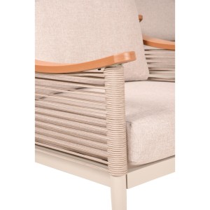 Detailaufnahme Lounge-Gruppe Tulum sandbeige: Sessel mit Kissen, Polywood-Armlehne und Seil-Optik.