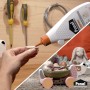 Ponal Express Holzleim: Flasche beim Verleimen von Holzteilen, Kinderspielzeug im unteren Bild.