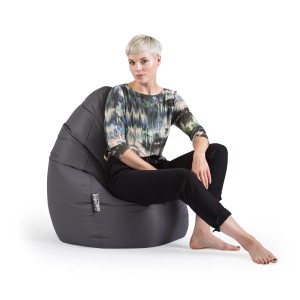 Sitting Point Sitzsack Brava, 120 l, Anthrazit mit sitzender Person.
