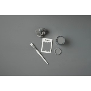 Rust-Oleum Kreide-Bodenfarbe Anthrazit, 2,5 l, mit Pinsel, Farbmuster und geöffnetem Farbbehälter.