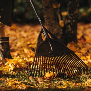 Fiskars Laubbesen Solid XL beim Zusammenkehren von Laub im Garten.
