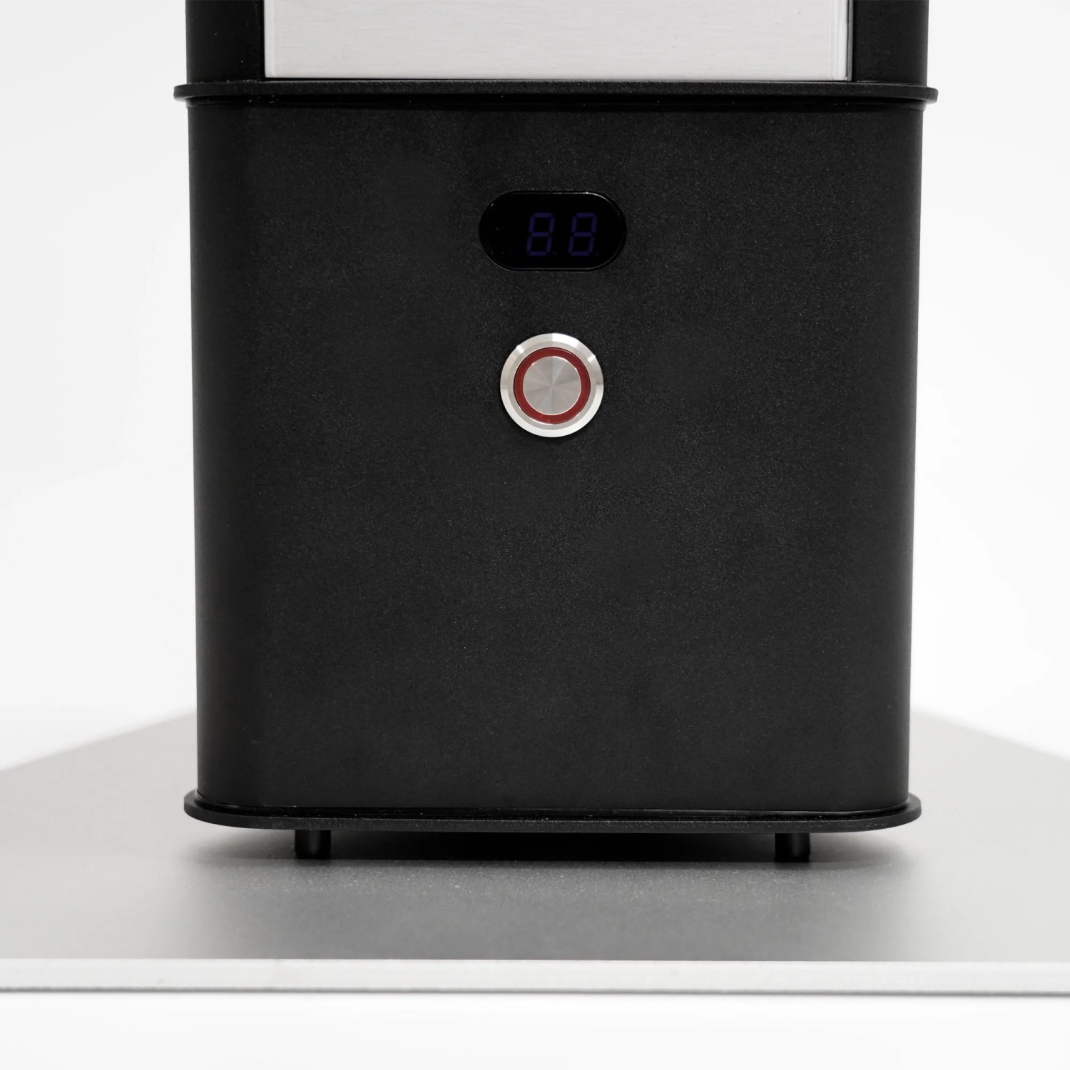 Detailaufnahme: Schwarzer VASNER HeatTower Terrassenheizstrahler mit Display und Bedienknopf.