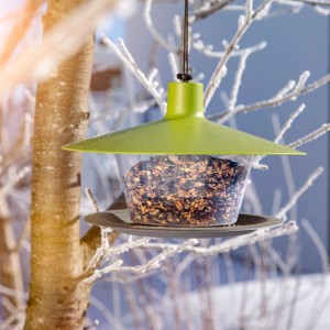 Hängendes Vogelfuttersilo Urban Life in Hellgrün, gefüllt mit Vogelfutter.