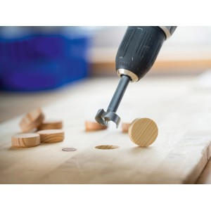 LUX Forstnerbohrer Profi Comfort Ø 20 mm im Einsatz an Holz mit Bohrmaschine.