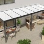 Anthrazitfarbene Terrassenüberdachung Professional (700x300cm) mit opalen Polycarbonatplatten.