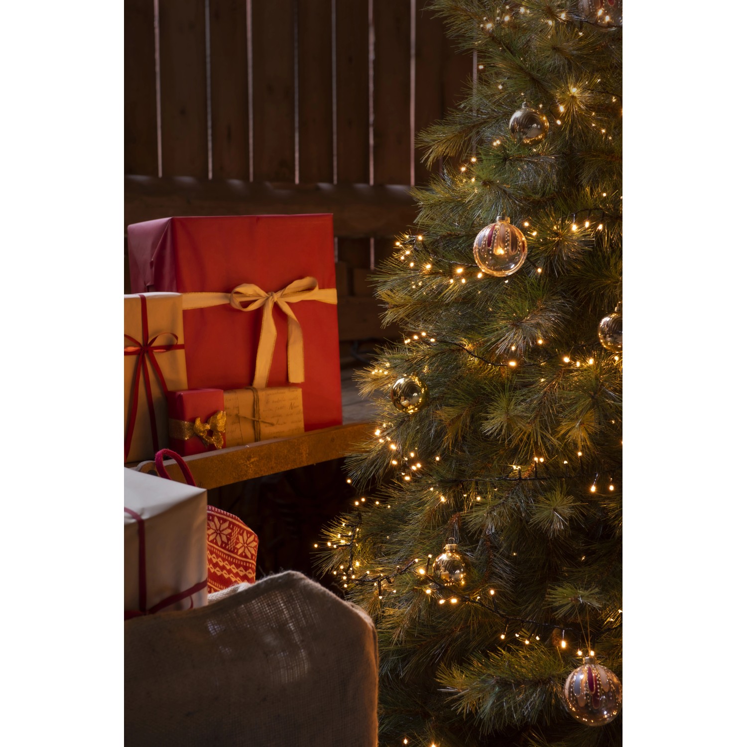 Konstsmide Micro LED Lichterkette mit 400 bernsteinfarbenen LEDs am Weihnachtsbaum, Innenbereich.