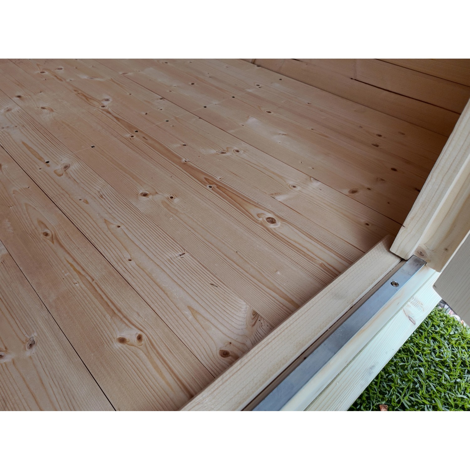 Detailaufnahme des Holzbodens im weka Gartenhaus 122, naturbelassen.