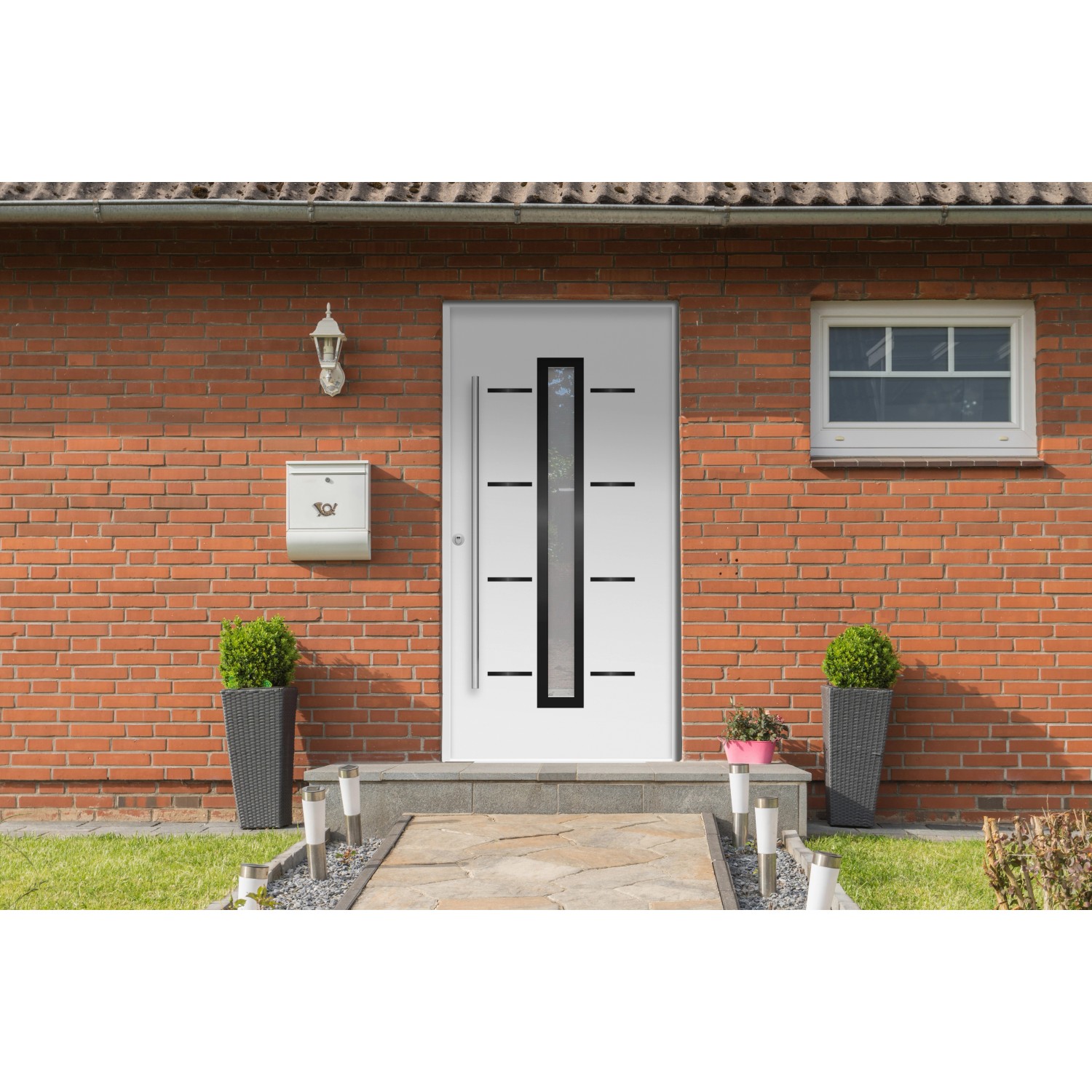 Weiße Sicherheits-Haustür ThermoSpace Milano RC2 mit Glaseinsatz und Edelstahlgriff, Ansicht von außen.