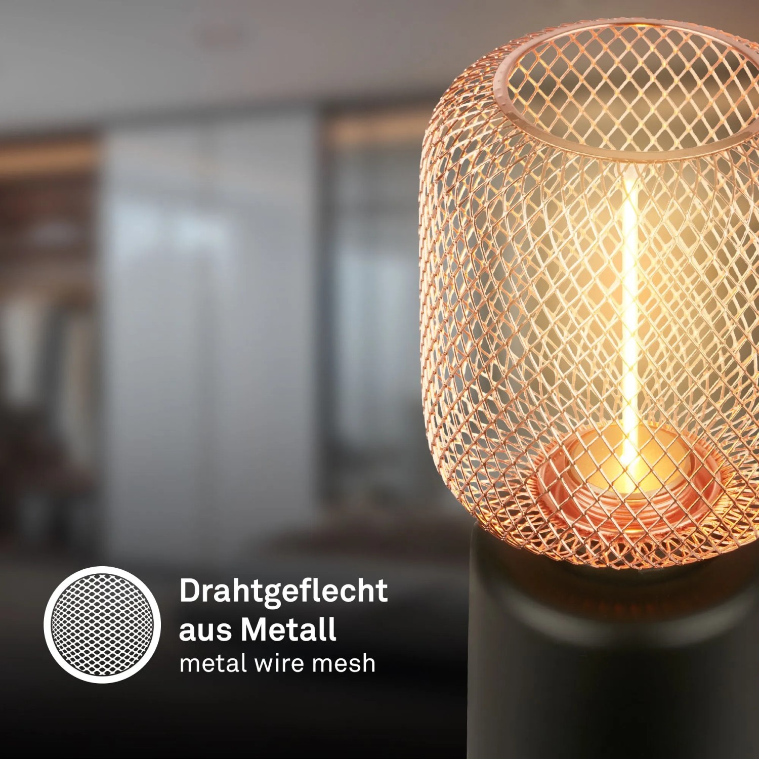 Brilo Tischleuchte Rist mit rosegoldenem Drahtkorb und warmweißem Licht.