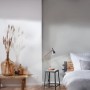 Wohnraum mit grauer A.S. Création Vliestapete Dschungel Uni, matte Struktur. Dekorative Tapete im modernen Design.