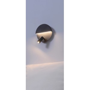 Schwarze, matte Trio LED Wandleuchte Mario mit Leselampe und Backlight an einer Wand.